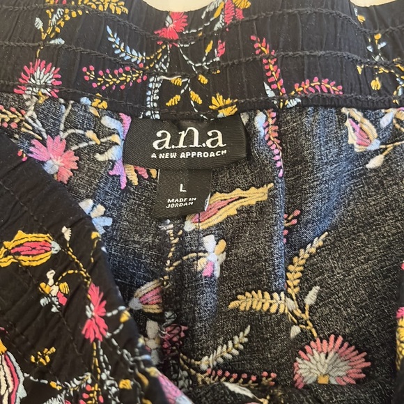 Ana Floral Shorts with Elastic Waist - Picture 2 of 5